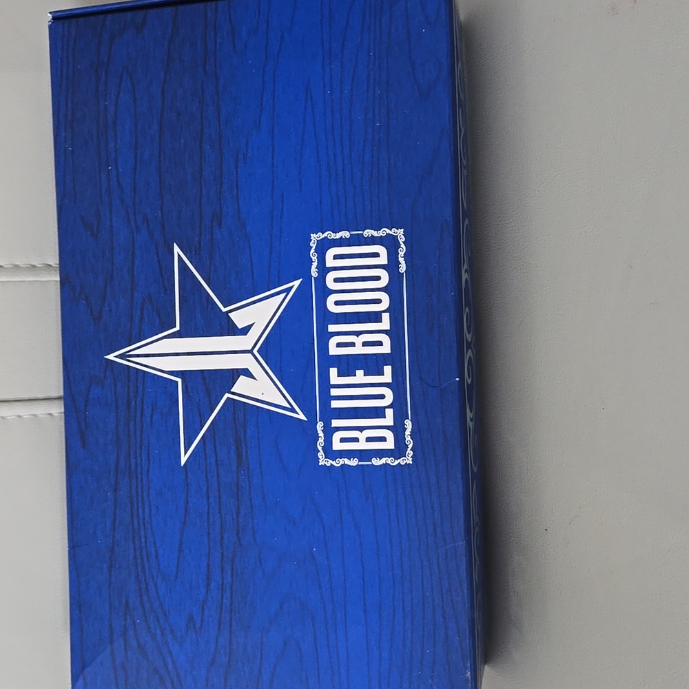 Jeffree Star Blue Blood eyeshadow pallet